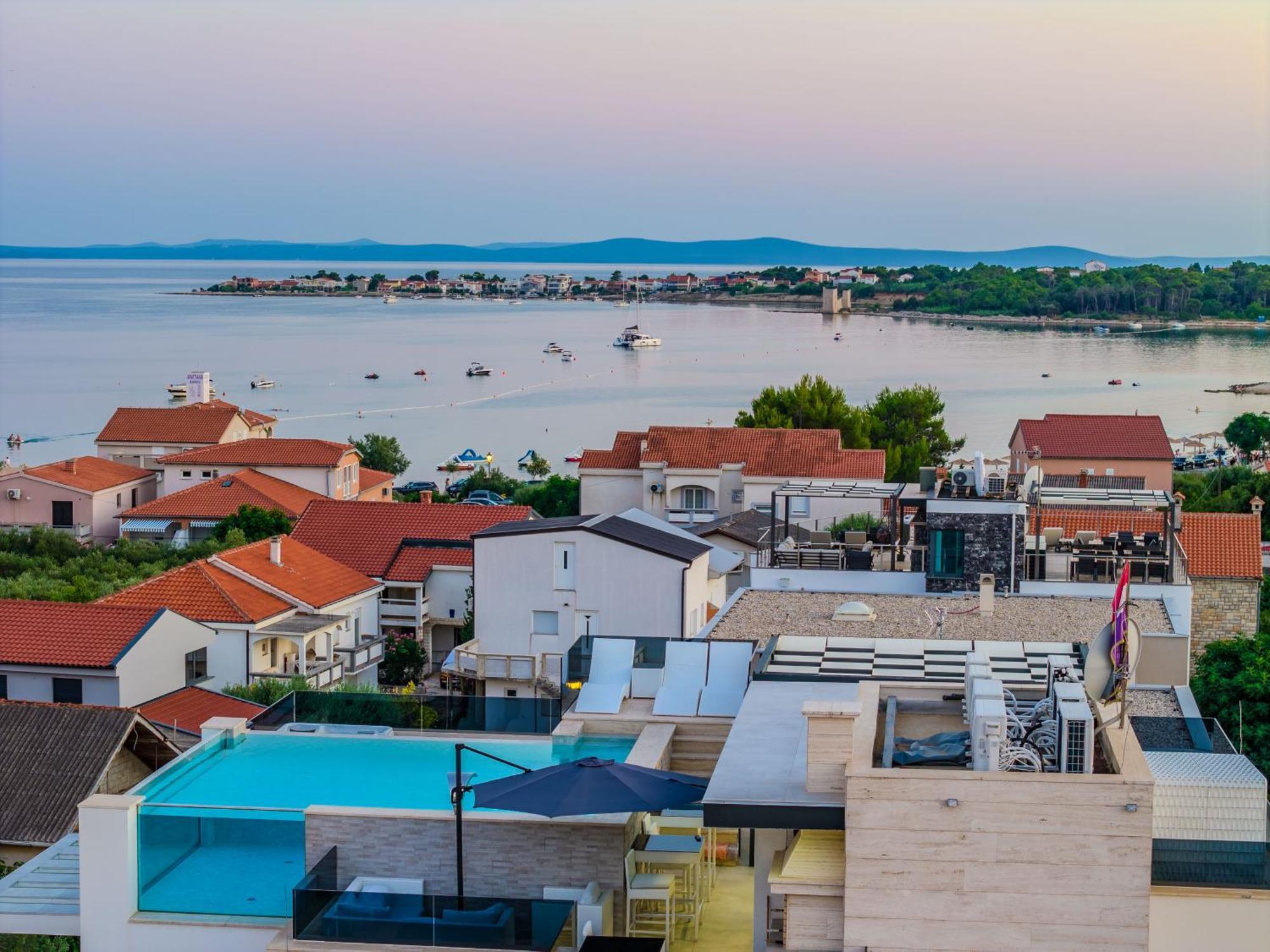Grandpalazzo With Rooftop Swimming Pool Vir