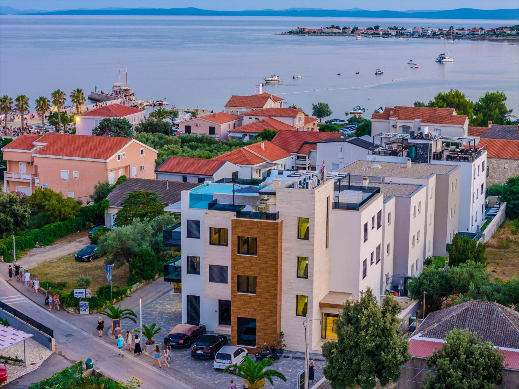 Grandpalazzo With Rooftop Swimming Pool Apartman