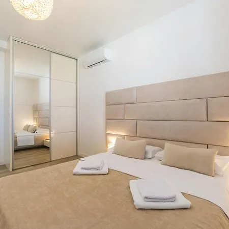 Grandpalazzo Apartments Vir Exterior photo