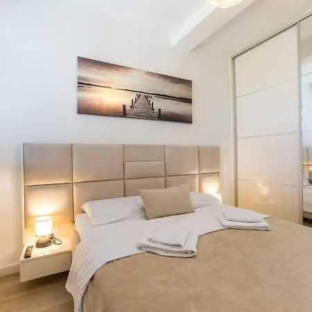 Grandpalazzo Apartments Vir Exterior photo